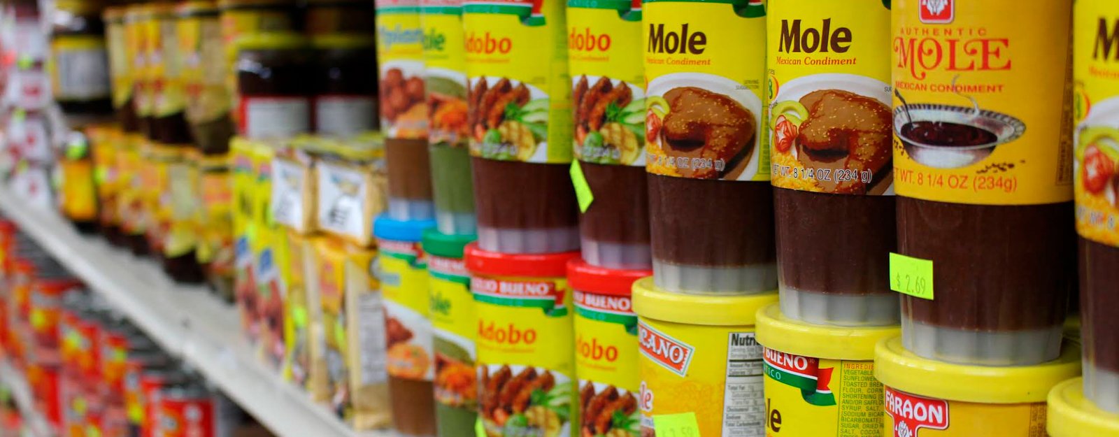 Pasillo de supermercado con productos variados
