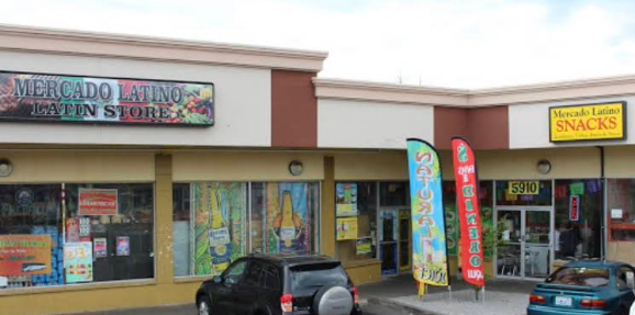 Interior de la tienda Mercado Latino con productos frescos